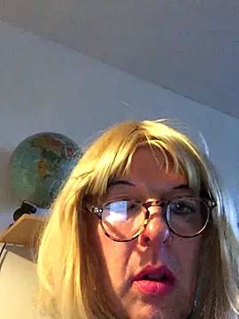 Snapshot of simone_xdressing chatting on 12/14/25, 02:22 simone xdressing online show from 12/14/25, 02:22