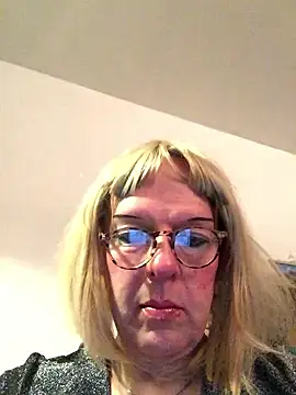 Snapshot of simone_xdressing chatting on 01/13/26, 07:41 simone xdressing online show from 01/13/26, 07:41