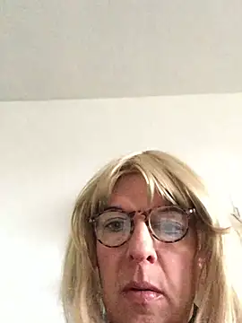 Snapshot of simone_xdressing chatting on 02/22/26, 08:35 simone xdressing online show from 02/22/26, 08:35