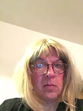 Snapshot of simone_xdressing chatting on 03/01/26, 08:33 simone xdressing online show from 03/01/26, 08:33
