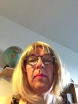 Snapshot of simone_xdressing chatting on 03/15/26, 05:19 simone xdressing online show from 03/15/26, 05:19