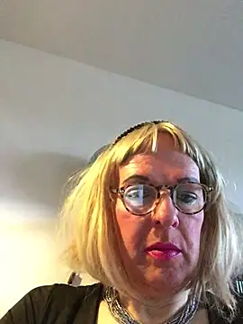 Snapshot of simone_xdressing chatting on 03/29/26, 05:02 simone xdressing online show from 03/29/26, 05:02