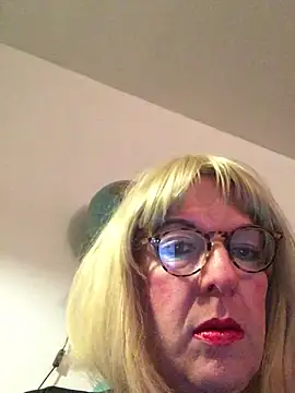 Snapshot of simone_xdressing chatting on 04/03/26, 11:47 simone xdressing online show from 04/03/26, 11:47
