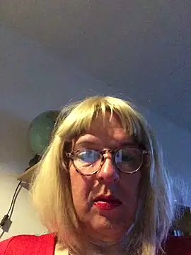 Snapshot of simone_xdressing chatting on 04/15/26, 06:26 simone xdressing online show from 04/15/26, 06:26