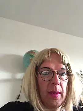 Snapshot of simone_xdressing chatting on 04/19/26, 05:45 simone xdressing online show from 04/19/26, 05:45