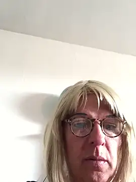 Snapshot of simone_xdressing chatting on 04/26/26, 02:15 simone xdressing online show from 04/26/26, 02:15
