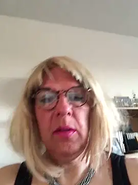 Snapshot of simone_xdressing chatting on 04/29/26, 06:25 simone xdressing online show from 04/29/26, 06:25