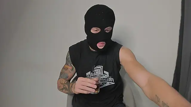 Snapshot of Huntall77 chatting on 11/11/25, 07:03 Huntall77 online show from 11/11/25, 07:03