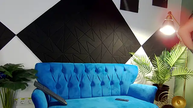 EvvaLovvia online show from 11/13/25, 04:11