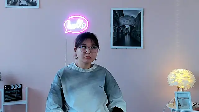 Snapshot of MoonKanan chatting on 11/17/25, 06:19 MoonKanan online show from 11/17/25, 06:19