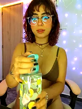 Snapshot of Sarah_Lark- chatting on 04/20/26, 11:50 Sarah Lark- online show from 04/20/26, 11:50