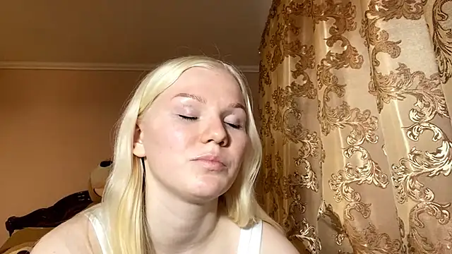 LynellMahe online show from 12/01/25, 10:42