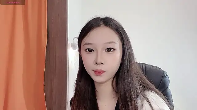 Snapshot of Minnie-baby chatting on 11/12/25, 11:54 Minnie-baby online show from 11/12/25, 11:54