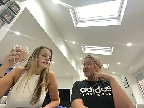 Cutebrowneyes  online show from 11/12/25, 01:00