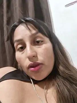 Snapshot of IsabellaaSwann chatting on 11/18/25, 12:16 IsabellaaSwann online show from 11/18/25, 12:16