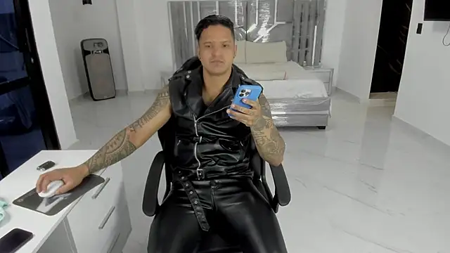 Snapshot of master_leather chatting on 04/27/26, 05:05 master leather online show from 04/27/26, 05:05