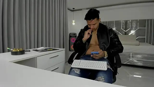 Snapshot of master_leather chatting on 04/29/26, 03:49 master leather online show from 04/29/26, 03:49