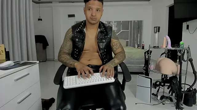 Snapshot of master_leather chatting on 05/22/26, 02:01 master leather online show from 05/22/26, 02:01