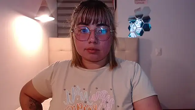 Snapshot of YiniBelle chatting on 11/26/25, 03:29 YiniBelle online show from 11/26/25, 03:29