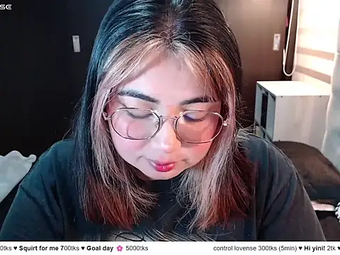 Snapshot of YiniBelle chatting on 04/17/26, 02:47 YiniBelle online show from 04/17/26, 02:47