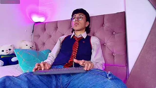 Snapshot of Davel_Svetla chatting on 11/18/25, 03:12 Davel Svetla online show from 11/18/25, 03:12