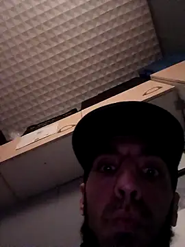 Snapshot of hotguy71000 chatting on 12/16/25, 04:12 hotguy71000 online show from 12/16/25, 04:12