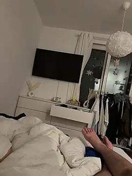 Snapshot of latina_w19 chatting on 12/13/25, 11:32 latina w19 online show from 12/13/25, 11:32