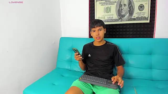 Snapshot of Carl-Milton chatting on 11/18/25, 06:29 Carl-Milton online show from 11/18/25, 06:29