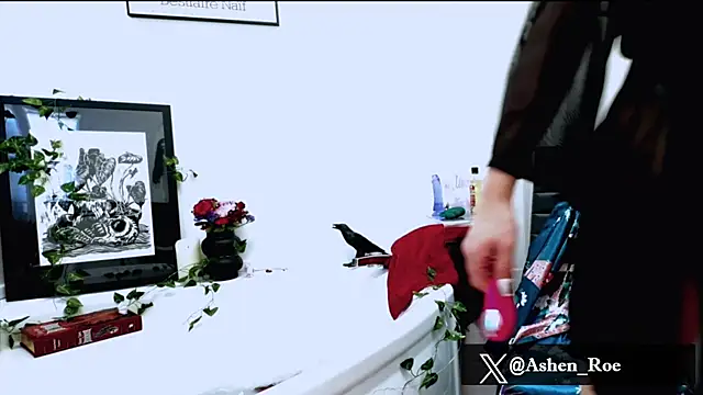 Snapshot of AshenRoe chatting on 03/23/26, 06:12 AshenRoe online show from 03/23/26, 06:12