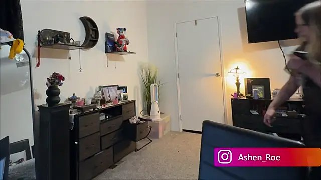 Snapshot of AshenRoe chatting on 03/28/26, 06:24 AshenRoe online show from 03/28/26, 06:24