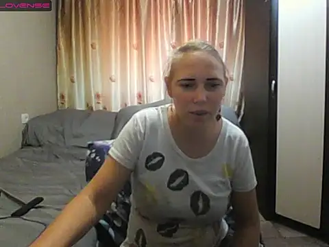 Snapshot of JenniDeep chatting on 07/17/26, 12:12 JenniDeep online show from 07/17/26, 12:12