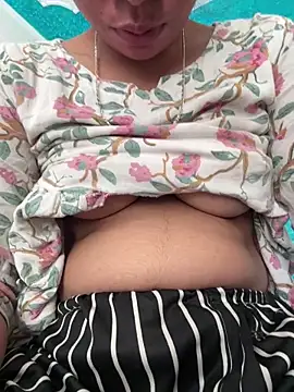 Snapshot of isha_sharma2002 chatting on 03/13/26, 05:36 isha sharma2002 online show from 03/13/26, 05:36