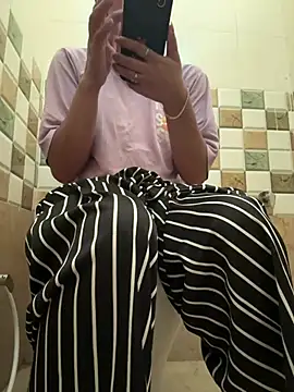 Snapshot of isha_sharma2002 chatting on 03/29/26, 03:39 isha sharma2002 online show from 03/29/26, 03:39