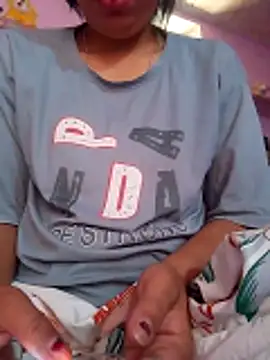 Snapshot of isha_sharma2002 chatting on 04/18/26, 03:43 isha sharma2002 online show from 04/18/26, 03:43