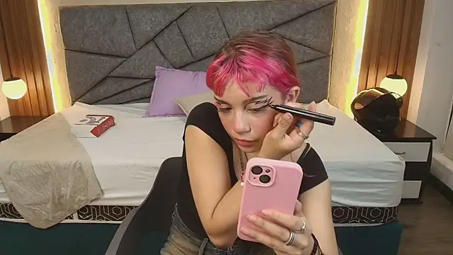 Laracooper  online show from 03/05/26, 07:43