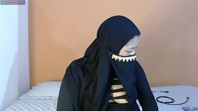 Snapshot of amina_fair chatting on 11/19/25, 06:46 amina fair online show from 11/19/25, 06:46