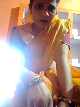 Snapshot of Bigg_bhabi chatting on 11/17/25, 12:11 Bigg bhabi online show from 11/17/25, 12:11