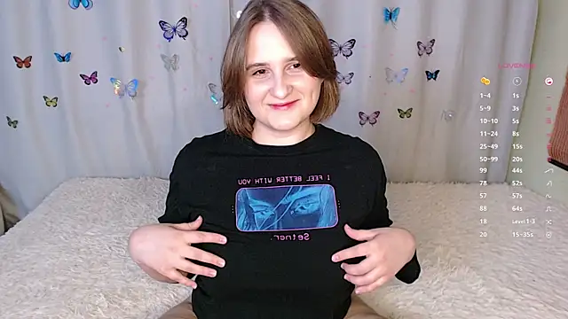 Snapshot of LightNea chatting on 11/17/25, 01:06 LightNea online show from 11/17/25, 01:06