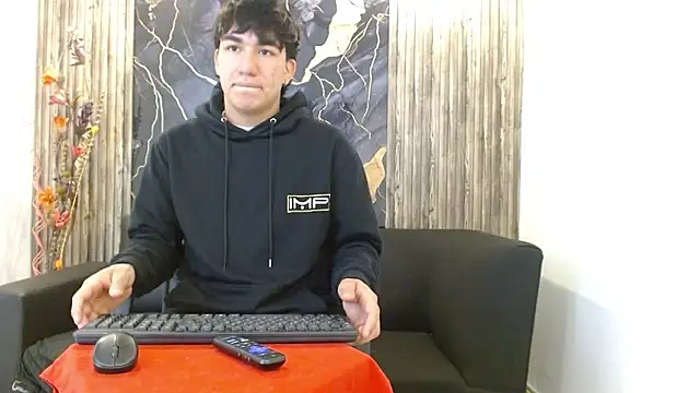 Snapshot of Tommy160920 chatting on 11/17/25, 12:55 Tommy160920 online show from 11/17/25, 12:55