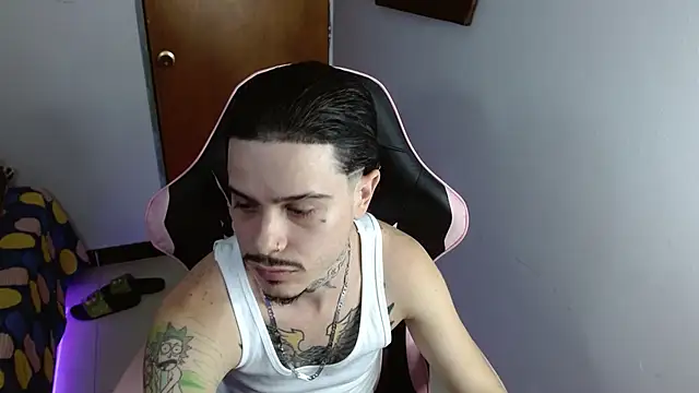 Snapshot of Deymon_420 chatting on 12/04/25, 04:33 Deymon 420 online show from 12/04/25, 04:33