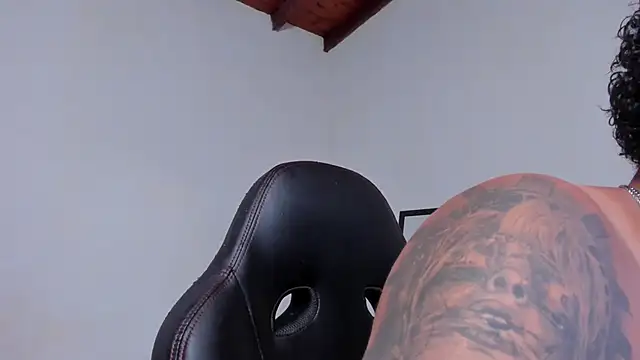 Snapshot of LuigiVitale_1 chatting on 03/20/26, 01:10 LuigiVitale 1 online show from 03/20/26, 01:10