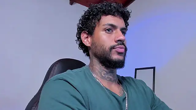 Snapshot of LuigiVitale_1 chatting on 03/21/26, 01:10 LuigiVitale 1 online show from 03/21/26, 01:10