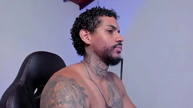 Snapshot of LuigiVitale_1 chatting on 03/28/26, 01:05 LuigiVitale 1 online show from 03/28/26, 01:05