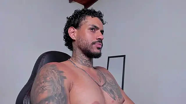 Snapshot of LuigiVitale_1 chatting on 04/13/26, 01:33 LuigiVitale 1 online show from 04/13/26, 01:33