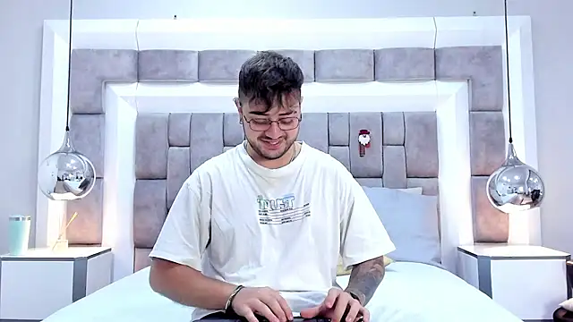 Ethan Greys online show from 11/18/25, 03:45