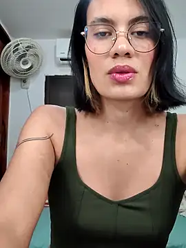 Snapshot of Mia_saaenz chatting on 11/17/25, 10:37 Mia saaenz online show from 11/17/25, 10:37