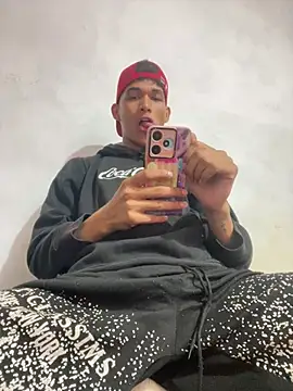 Snapshot of Luigi_cumming1 chatting on 04/26/26, 05:16 Luigi cumming1 online show from 04/26/26, 05:16