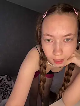 Snapshot of Holy_Poly chatting on 03/05/26, 05:36 Holy Poly online show from 03/05/26, 05:36