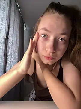 Snapshot of Holy_Poly chatting on 04/13/26, 05:24 Holy Poly online show from 04/13/26, 05:24