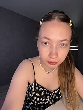 Snapshot of Holy_Poly chatting on 04/16/26, 05:19 Holy Poly online show from 04/16/26, 05:19